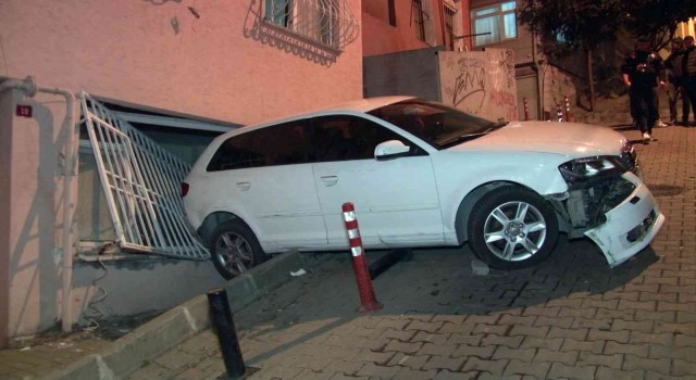 Beşiktaşta facianın eşiğinden dönüldü: Yokuş aşağı kayan otomobil eve daldı
