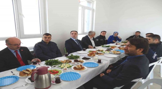 Beslenme Dostu Hisarcık Atatürk İlkokulunda kahvaltı etkinliği