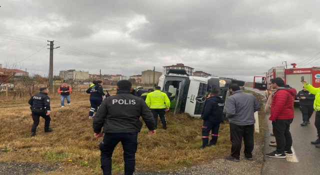 Beton mikseri şarampole devrildi, yaralı sürücüyü itfaiye kurtardı