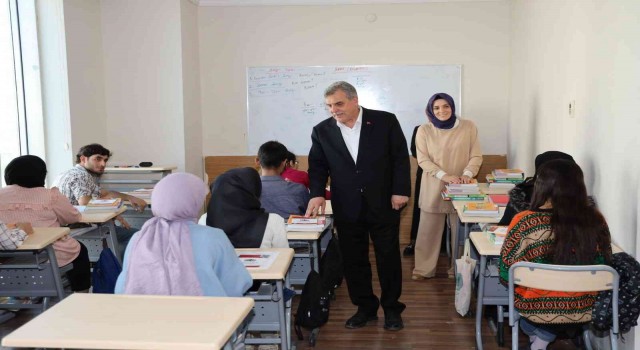 Beyazgül öğrencilerle bir araya geldi