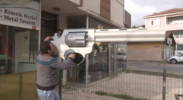 Beykozda kinetik heykel ustasından 3 metrelik dev silah heykeli