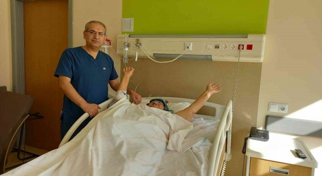 Beyni besleyen ince damarlara uygulanan anjiyo yöntemi dünya tıp literatüründe