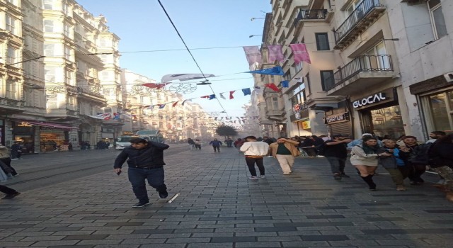 Beyoğlu İstiklal Caddesinde patlama meydana geldi. Bölgeye çok sayıda sağlık ve polis ekibi sevk edildi.