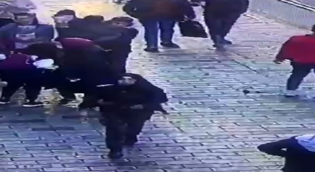 Beyoğluna bombayı bırakan kadın teröristin kaçma anı kameraya yansıdı