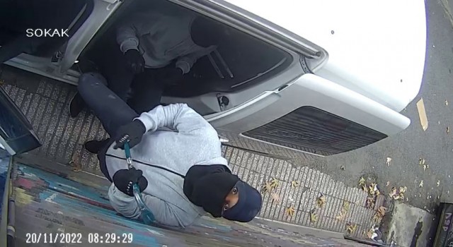 Beyoğlunda akılalmaz soygun kamerada: Otomobile yol verip soyguna devam ettiler