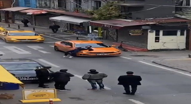 Beyoğlunda araçların önünü kesti, taksinin kaputunun üzerine yattı