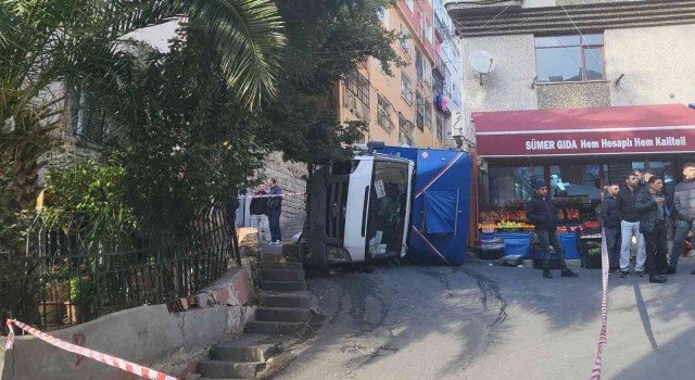 Beyoğlunda faciadan dönülen anlar kamerada: Devrilen kamyonetin altında kalmaktan son anda kurtuldu