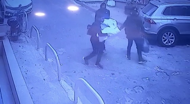 Beyoğlunda hırsızın çaldığı televizyonu 2. kattan aşağı attı