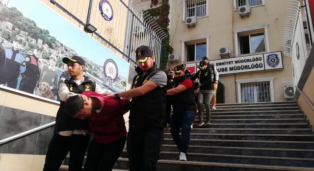 Beyoğlunda kaçırdıkları garsonu kalorifere kelepçeleyerek işkence ettiler