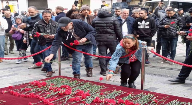 Beyoğlundaki bombalı saldırıda hayatını kaybedenler anısına vatandaşlar karanfil bıraktı