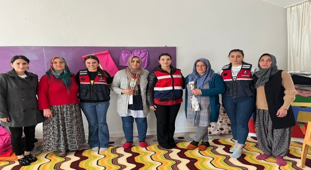 Bingölde jandarma, öğretmenlerin gününü kutladı