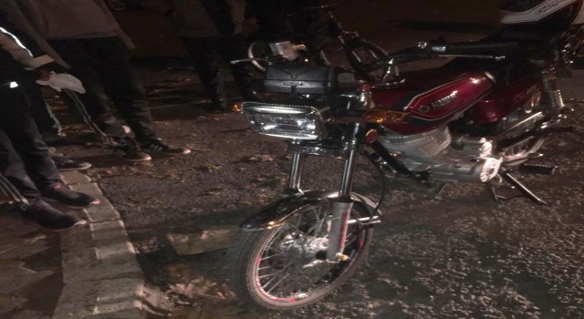 Bir otomobil ve iki motosikletin çarpıştığı kazada 2 kişi yaralandı