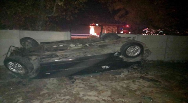 Bisikletliye çarpmamak için manevra yaptı, evin bahçesine devrildi: 3 yaralı