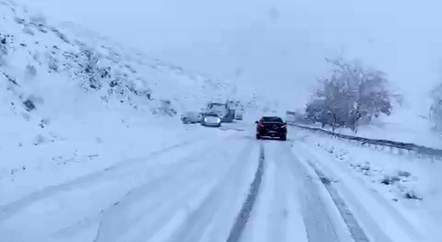Bitliste kar yağdı, çok sayıda araç yolda kaldı