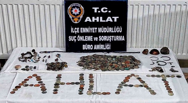 Bitliste sikke ve tarihi eser ele geçirildi