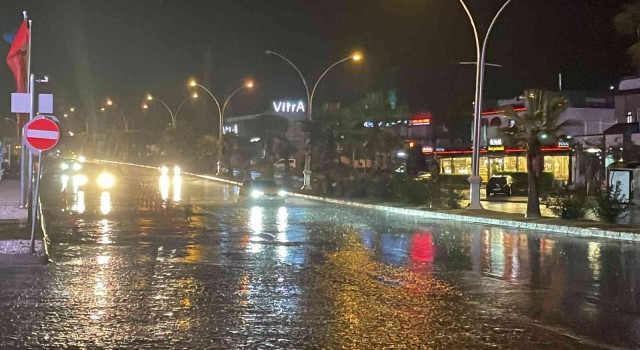 Bodrumda sağanak yağış cadde ve sokakları göle çevirdi