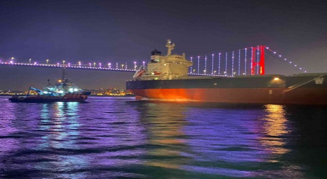 Boğazda arızalanan 128 metre boyundaki yük gemisi kurtarıldı