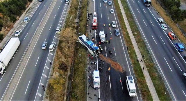Boluda otobüs kazasında ölen 3 kişinin cenazeleri morga kaldırıldı