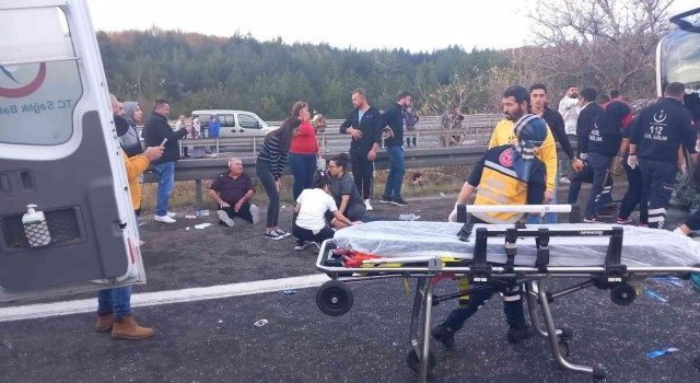 Boluda yolcu otobüsü devrildi: Çok sayıda yaralı var