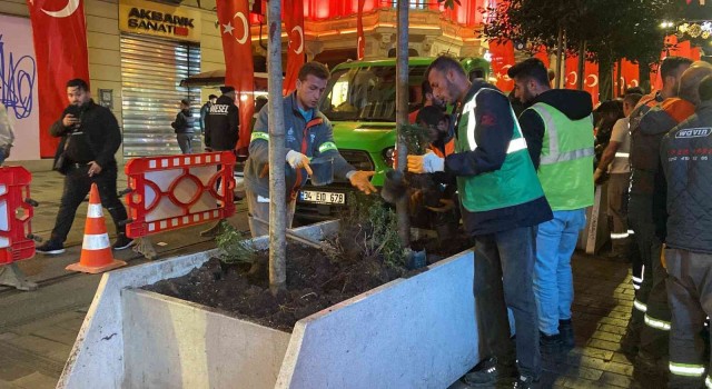 Bombalı saldırı sonrası beton saksılar İstiklal Caddesinden kaldırılıyor