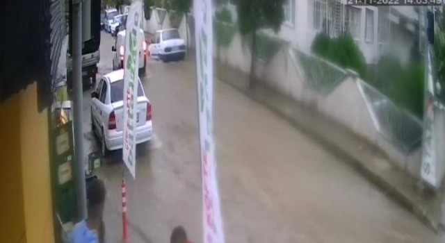 Bornovada sel suları bir otomobili böyle sürükledi