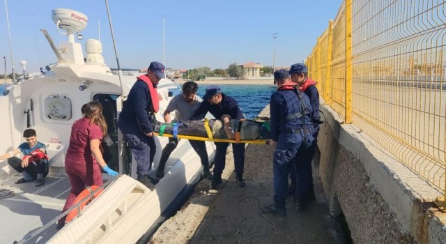 Bozcaadada balıkçı teknesinde yaralanan 2 vatandaş tahliye edildi