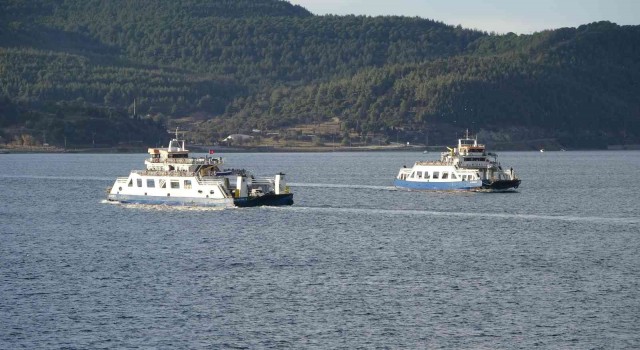 Bozcaadaya yarınki tüm feribot seferlerine fırtına engeli