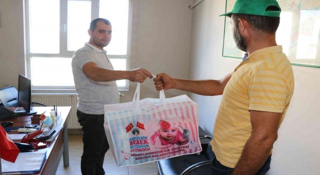 Bozova Belediyesinden yeni doğan bebeklere “Hoş geldin bebek seti”