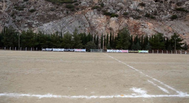 Bozuk zeminde maç yapan futbolcular Bakan Kasapoğluna seslendi
