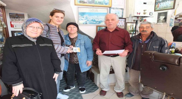 Burhaniyede Ak Parti Kadın Kolları yönetimi esnafları ziyaret etti