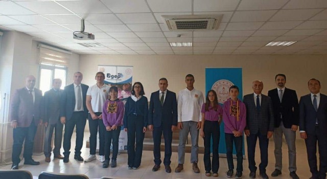 Burhaniyede başarılı öğrenciler ödüllendirildi