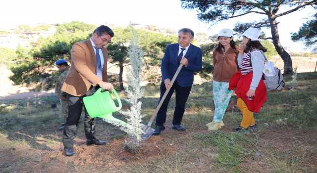 Burhaniyede Milli Ağaçlandırma Gününde fidanlar toprakla buluştu