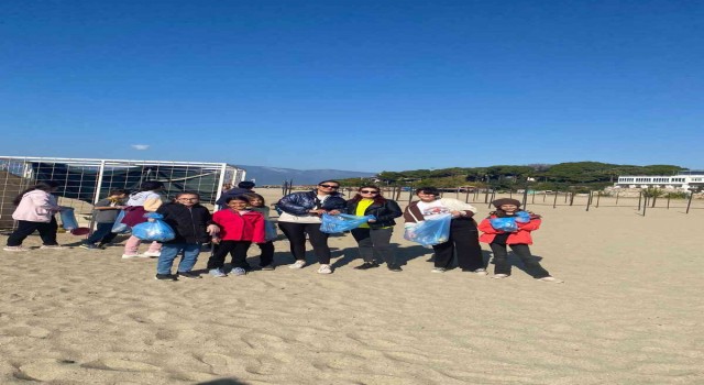 Burhaniyeli öğrencilerden sahil temizliği