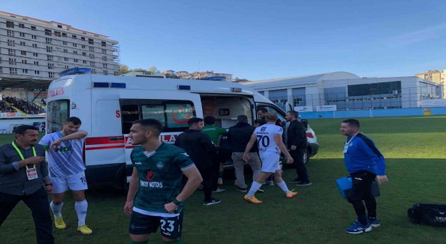 Burnu kırılan futbolcu sahadan ambulans ile çıkartıldı