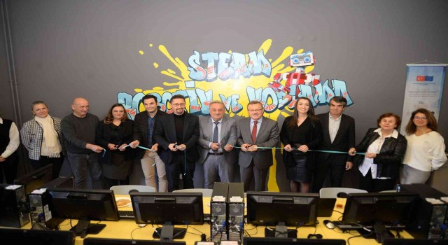 Bursa Uludağ Üniversitesi Eğitim Fakültesi öğrencilerine robotik ve kodlama atölyesi