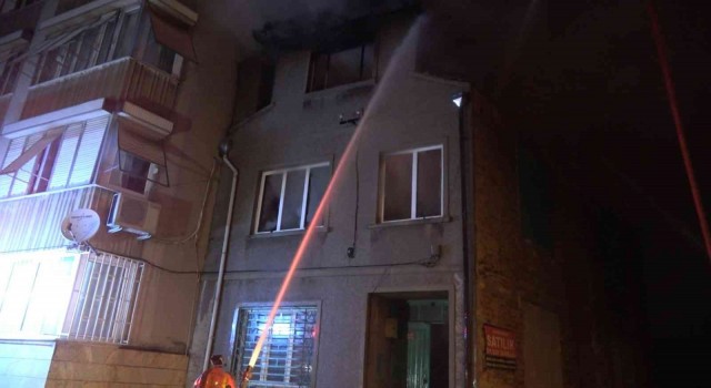 Bursada 3 katlı müstakil ev alev alev yandı