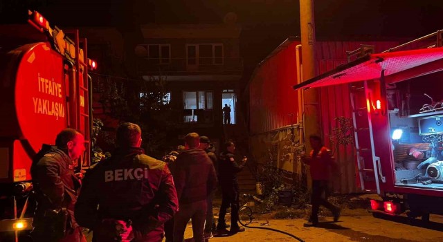 Bursada 4 katlı apartmanda çıkan yangın korkuttu