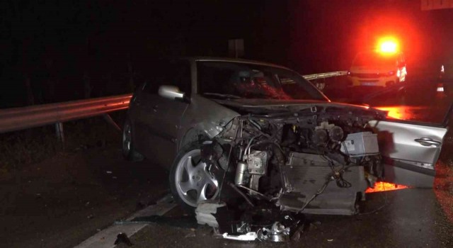Bursada bariyerlere vuran otomobile arkadan gelen TIR çarptı: 1i ağır 2 yaralı