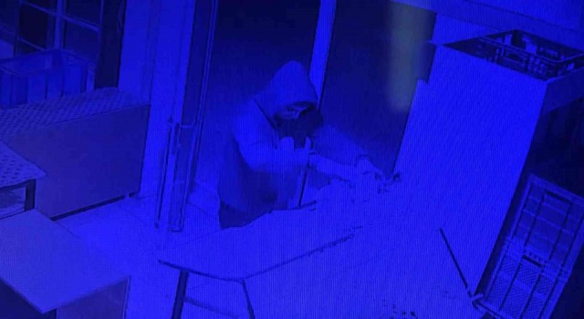 Bursada hırsız sadaka kutusunu böyle çaldı