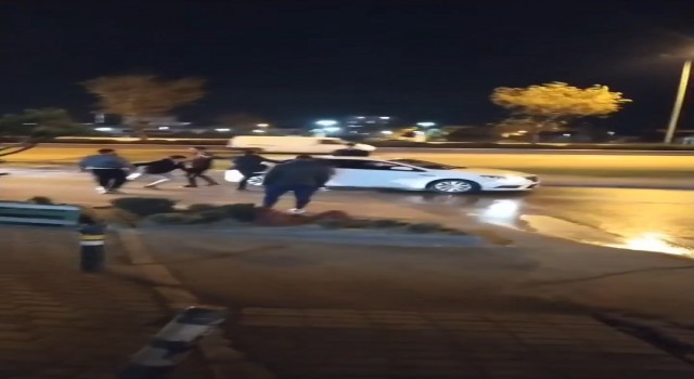 Bursada makas atan otomobili tekmelediler