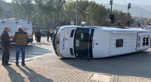 Bursada otomobilin çarptığı minibüs devrildi