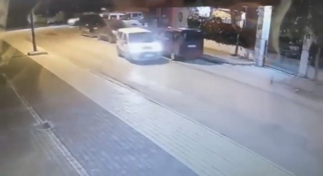 Bursada park halindeki araca çarptı, arkasına bile bakmadan kaçtı