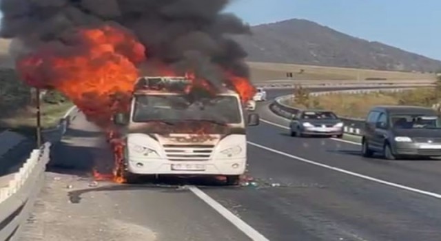 Bursada tamir için yola çıkan minibüs alev alev yandı