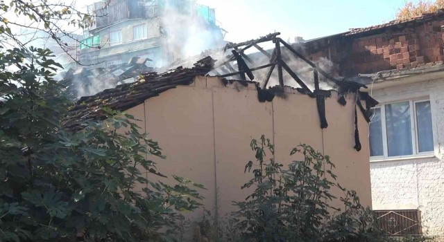Bursada tek katlı ev alev alev yandı