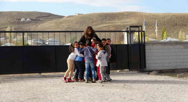 Bursadan geldi, Muşun dağ köyünde öğrencileri için soba yakmayı öğrendi