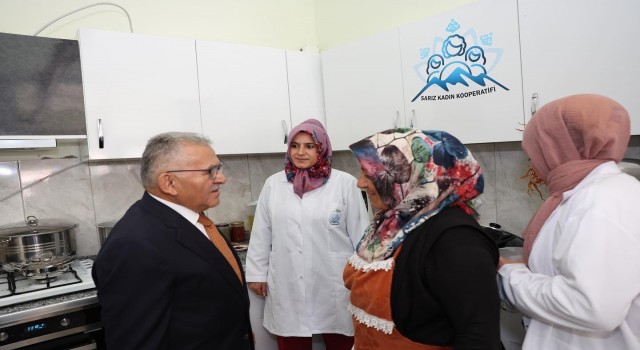 Büyükkılıç, Sarızda Kadın Kooperatifini ve esnafları ziyaret etti
