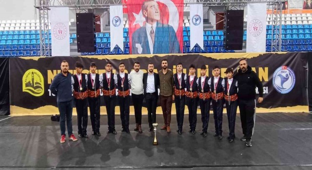 Büyükşehirin halk oyunları ekibi Türkiye şampiyonu oldu