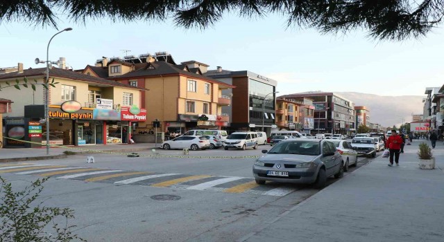 Cadde üzerinde unutulan şüpheli çantalar korkuya neden oldu