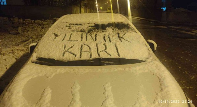 Çaldıranda mevsimin ilk karı yağdı