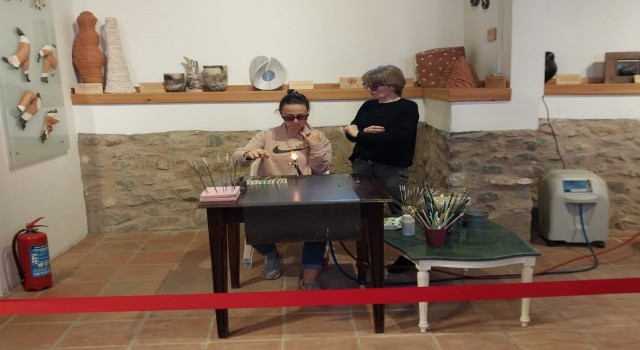 Cam boncuk yapımının inceliklerini öğrendiler